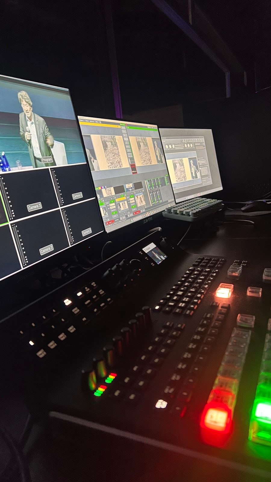 Sala de control cerrada de Time Solutions durante un evento de Coltefinanciera — switcher con 4 cámaras en vivo (Camera 3, 4, 7, 9) y programa al aire
