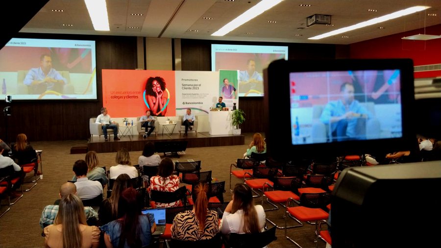 Equipo de Time Solutions Colombia operando una transmisión en vivo