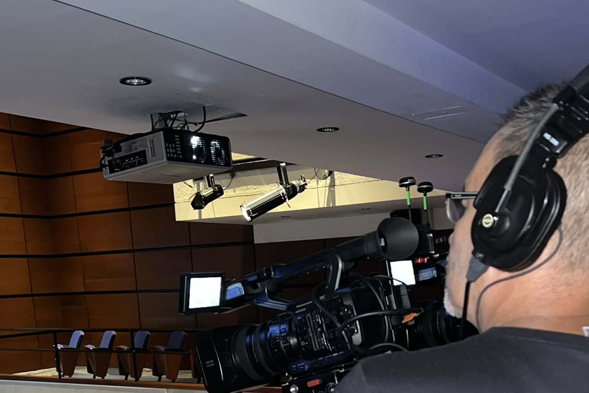 Operador de cámara — cobertura desde el balcón del auditorio