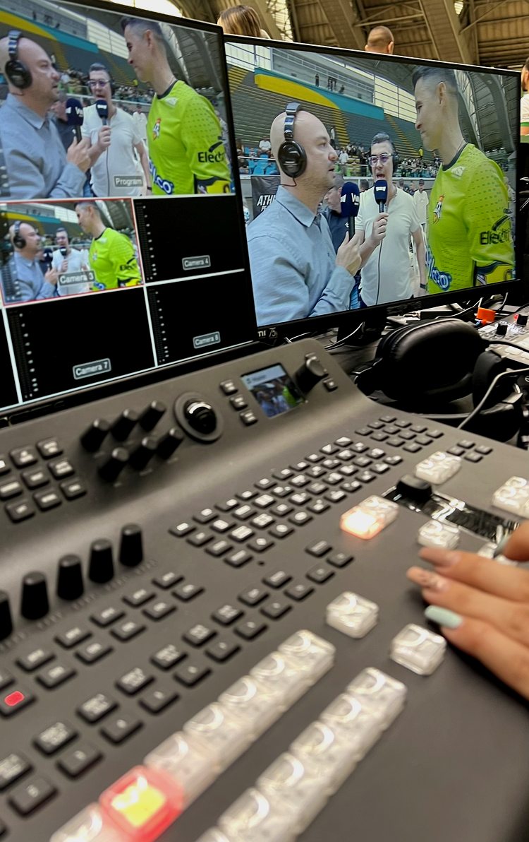 Técnico de Time Solutions operando mesa de control en un evento profesional en Medellín